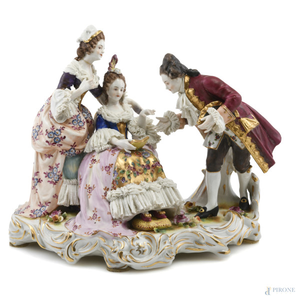 Gruppo in porcellana policroma Capodimonte rappresentante scena galante, XX secolo, cm 22,5x27x17,5, (lievi segni di usura)