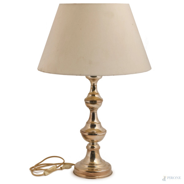 Lampada in argento 800/000 con paralume in tessuto bianco, altezza complessiva cm 68, (difetti)