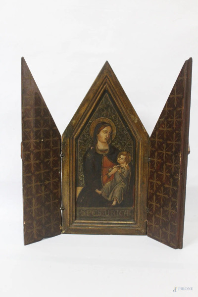 Trittico in legno raffigurante all&#39;interno Madonna con bambino, dipinta ad olio, XIX sec., H 43 cm.