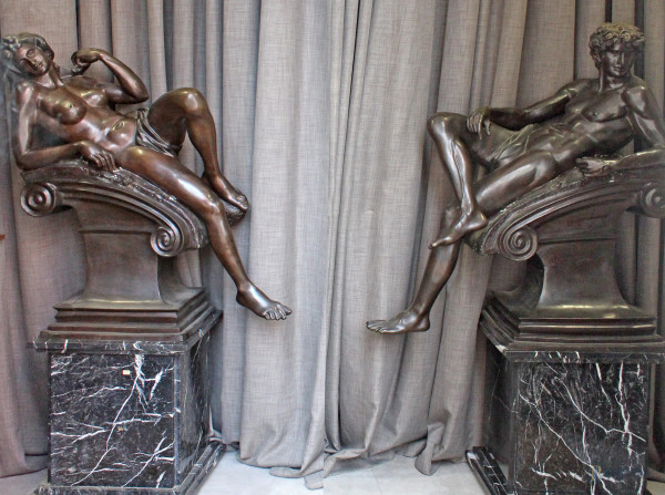 Coppia di grandi sculture in bronzo brunito raffiguranti figura maschile e femminile, firmate Aug. Moreau, altezza max cm 108, con basi in marmo nero del Belgio cm h 54,5x51x47 (difetti)