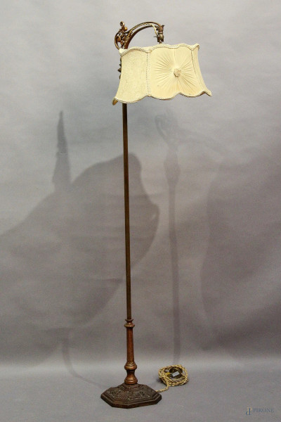 Lampada da terra in metallo dorato, primi Novecento, H 150 cm.