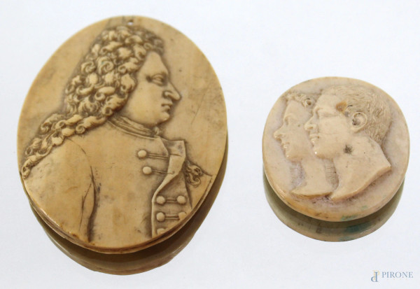 Lotto di due placche ovali a rilievo raffiguranti profili maschili, XIX secolo, altezza max cm 7,5