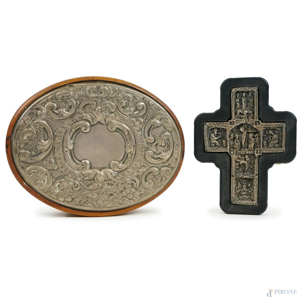 Lotto composto da un cofanetto ed una croce in argento e legno, alt. max cm 14