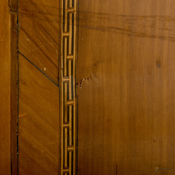 Cassettone Luigi XVI in noce a tre cassetti sul fronte, XX secolo, cm 93,5x117,5x57, (difetti)