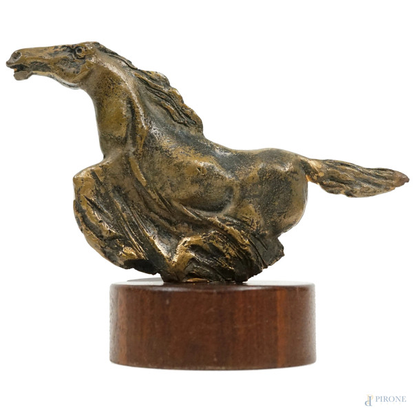 Cavallo, scultura in bronzo, cm h 11, firmata Conte, base cilindrica in legno