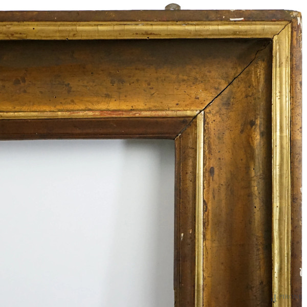 Cornice in legno dorato, XIX secolo, ingombro cm 144,5x118,5, battente cm 122x96