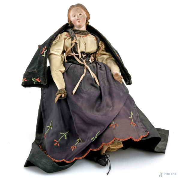 Signora seduta, XIX-XX secolo, scultura in materiali vari, altezza cm 31,5, (segni di usura, difetti, scalfiture, rotture, mancanze)