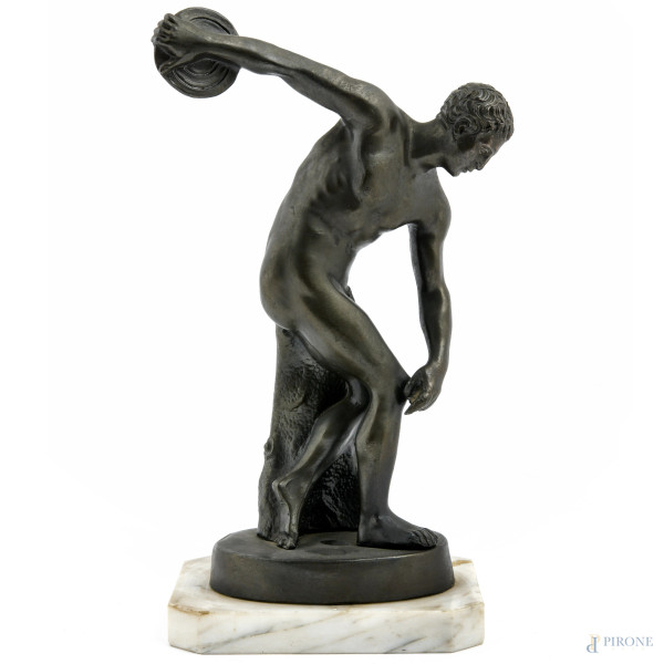 Discobolo, scultura in metallo su base in marmo, XX secolo, altezza cm 28,5
