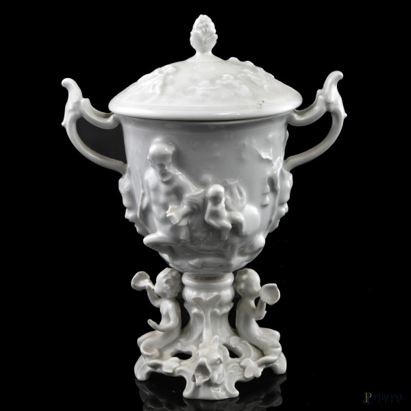 Zuccheriera in porcellana bianca Capodimonte riccamente decorata con scene mitologiche a rilievo, XIX-XX secolo, altezza cm 20, (lievi segni di usura, difetti di cottura, rotture, restauri, difetti)