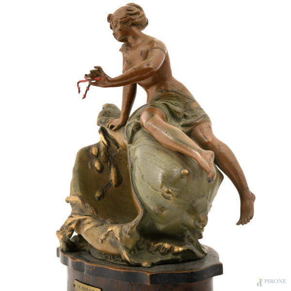 Scultura in antimonio patinato e dipinto raffigurante giovane donna seduta su una conchiglia stan...