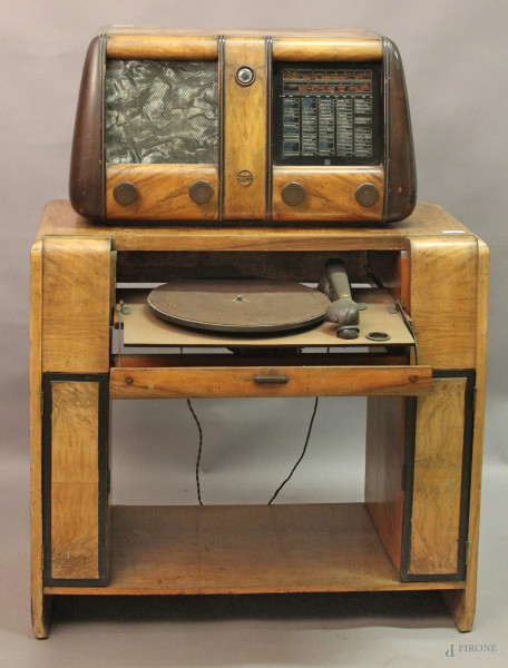 Lotto composto da una radio ed un giradischi, anni 40.