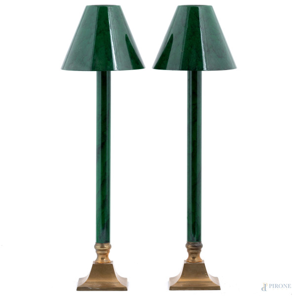 Coppia di candelieri in metallo dipinto a finta malachite, XX secolo, altezza cm 41,5, (segni di usura, difetti)