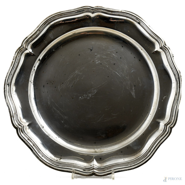 Vassoio in argento 800/000 dal profilo sagomato, XX secolo, diametro cm 37, peso gr 770