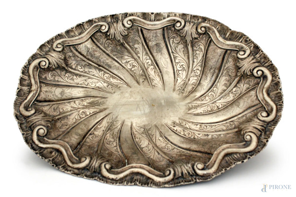 Alzata centrotavola di linea centinata in argento cesellato, cm 7 x 42 x 31, gr. 930.