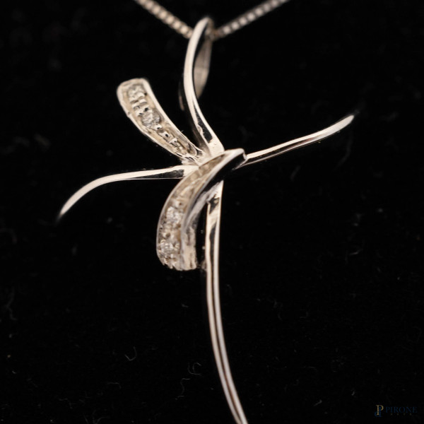 Lotto composto da una catenina in oro bianco con ciondolo con zirconi, una catenina in oro bianco...