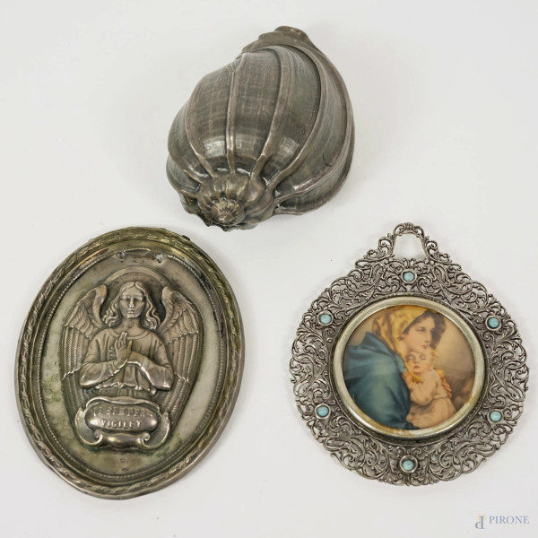 Lotto di due oggetti in argento ed una conchiglia argentata, misure max cm 8,5x7, peso dell'argento gr.30 circa