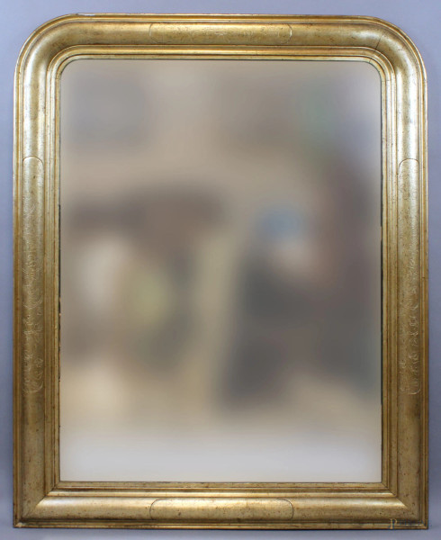 Specchiera di linea sagomata in legno dorato, con decori incisi, cm 125x100, fine XIX secolo