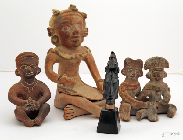 Lotto di tre sculture in terracotta a soggetti di figure azteche ed una scultura a soggetto di maya poggiante su base in pietra nera.
