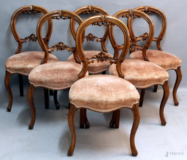 Lotto composto da sei sedie in noce con dorsale a medaglione, seduta in velluto rosa, XIX sec.