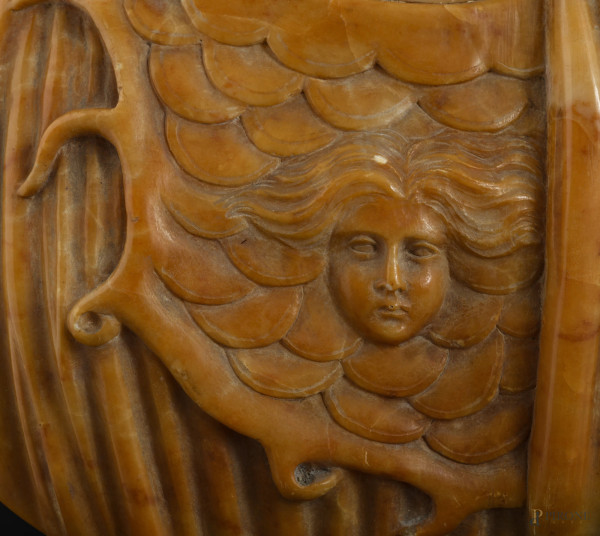 Busto di Minerva, base in marmo statuario e scultura in marmo giallo screziato e alabastro, altez...