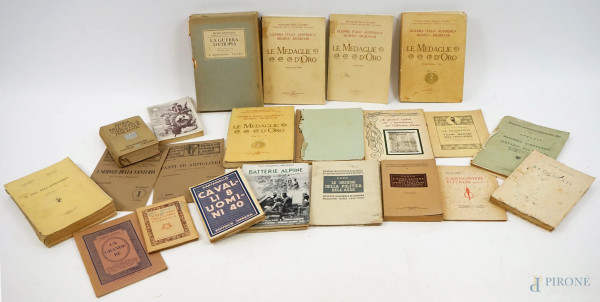 Lotto composto da 23 libri di argomento militare, prima metà XX secolo