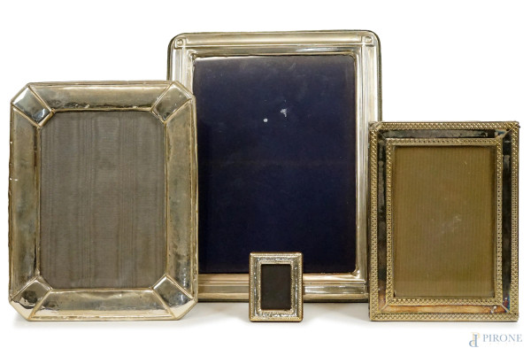 Quattro cornici portafotografie rivestite in argento, ingombro max cm 29x33, XX secolo.