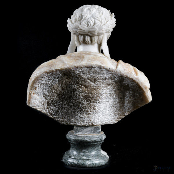 Busto di imperatore romano in marmo e alabastro, XX secolo, altezza cm 59, (piccole scalfiture)