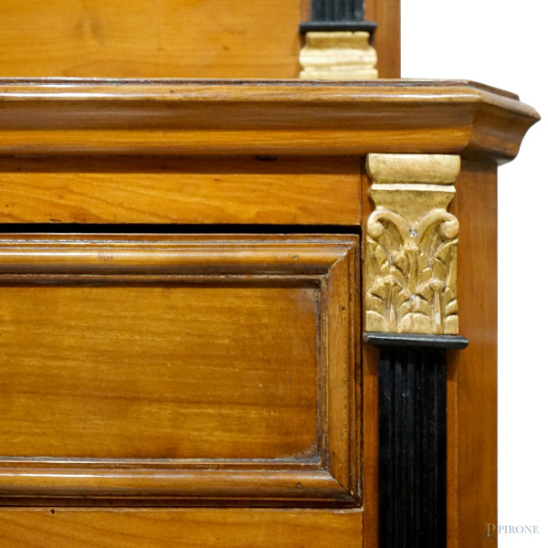 Vetrina stile impero a due corpi in legno di ciliegio del XIX secolo, quattro ante e due cassetti...