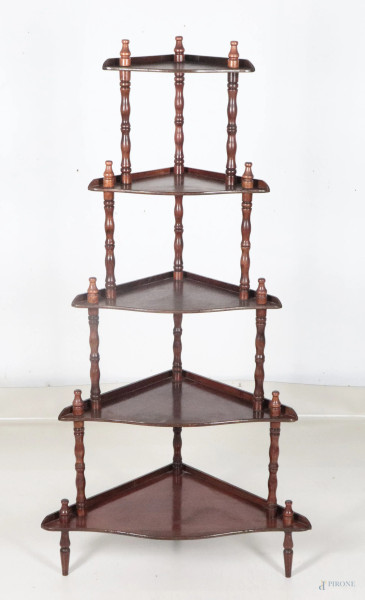 Etagere ad angolo in mogano con montanti a colonnine tornite e cinque ripiani centinati, XX secolo, 135x68x40, (segni di usura, graffi, scalfiture, difetti)