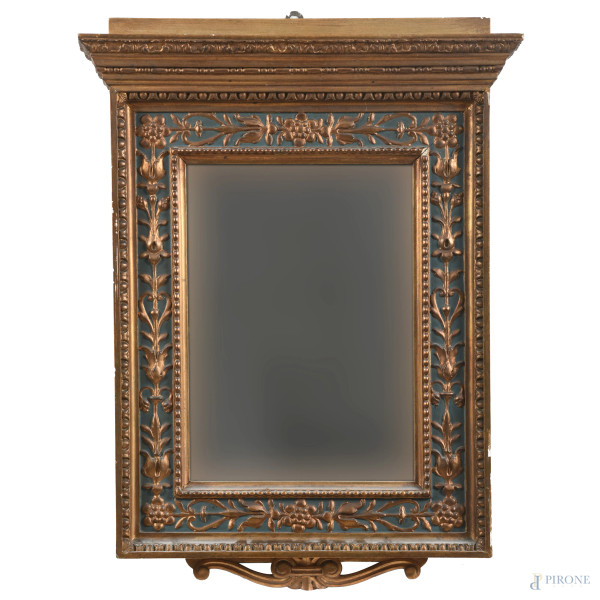 Specchiera in legno intagliato, dorato e laccato, XX secolo, cm 69,5x46,5, (segni di usura, perdite di doratura, scalfiture, fessurazioni, difetti)