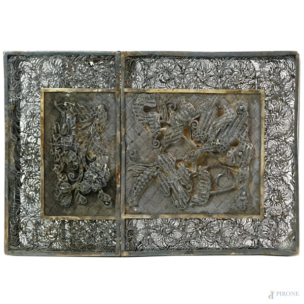 Porta biglietti da visita in filigrana d'argento, con decori floreali, Cina, XX secolo, cm 10 x 6,5, peso gr. 57, (difetti)