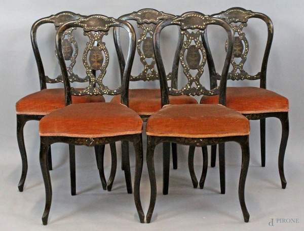 Lotto di cinque sedie in legno ebanizzato e dipinto con intarsi in madreperla, seduta in stoffa color salmone, fine XIX secolo