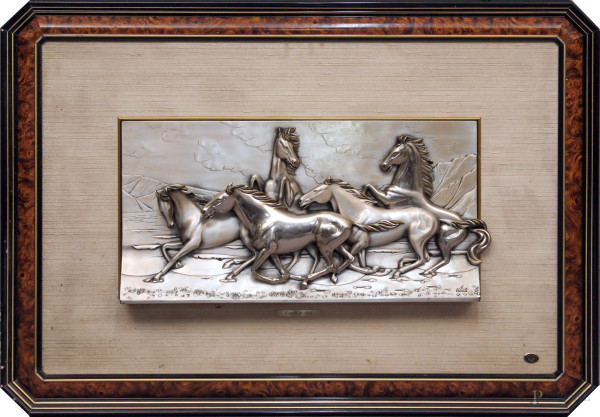 Cavalli in corsa, altorilievo in resina argentata, cm 30 x 60, firmato Valenti, entro cornice.