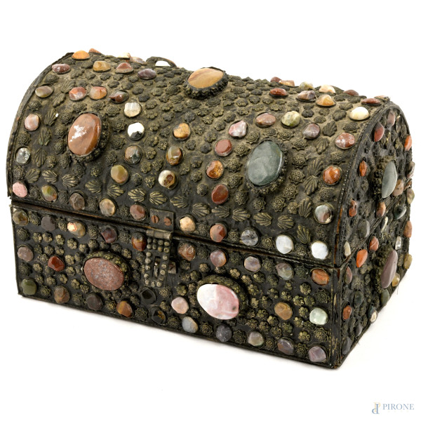 Forziere in legno impreziosito da pietre dure, XX secolo cm 17,5x27,5x16,5 (difetti)