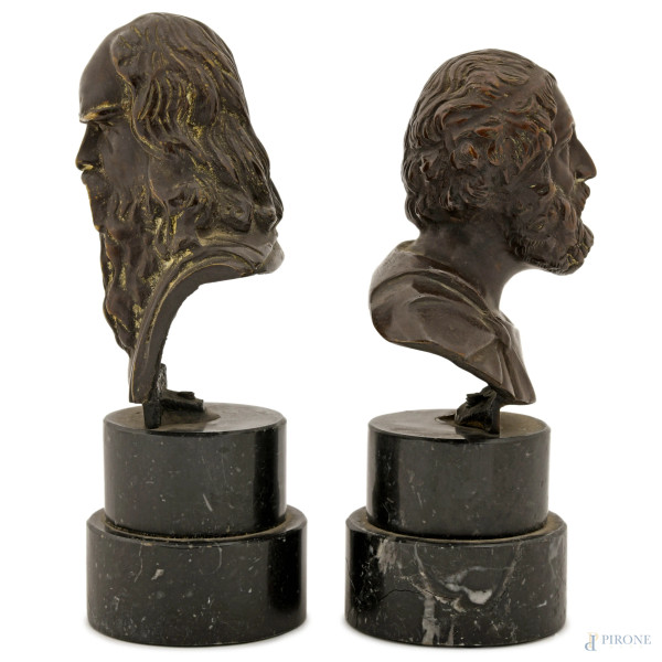 Lotto composto da due sculture in bronzo raffiguranti il busto di Platone e di Aristotele, piedis...