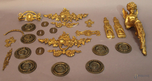 Lotto composto da fregi e bocchette diversi in bronzo.