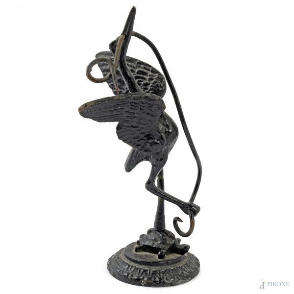 Scultura in metallo raffigurante airone con serpente, XX secolo, altezza cm 19, (segni di usura della patina)