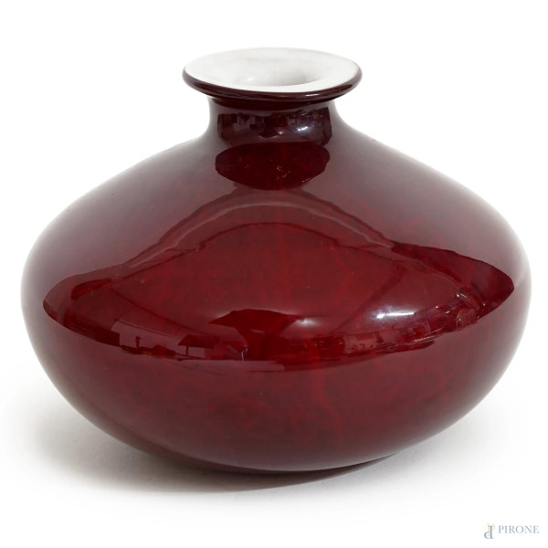 Vaso in vetro incamiciato rosso e bianco, Venini, Murano, XX secolo, cm h 15, firmato sotto la base "Venini Murano"