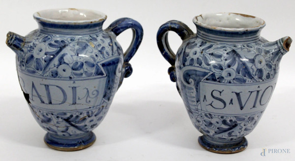 Coppia di versatoi in maiolica blu con decori floreali XVIII sec, (difetti e rotture), h. 21 cm.