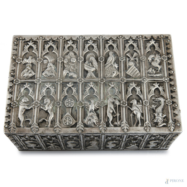 Cofanetto in argento riccamente lavorato a cesello e sbalzo con animali fantastici, XX secolo, cm...