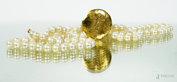 Collana di perle a doppio filo, chiusura in oro 18 KT raffigurante putto alato, lunghezza cm 45, peso gr. totali 94