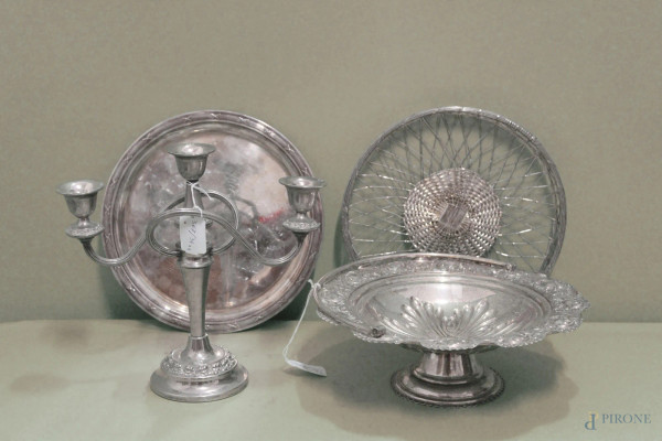 Lotto di quattro oggetti diversi in metallo argentato, h. massima 25 cm