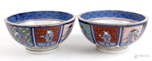 Coppia di bowls in porcellana policroma, altezza cm. 9, diametro cm. 18, Giappone, XX secolo.