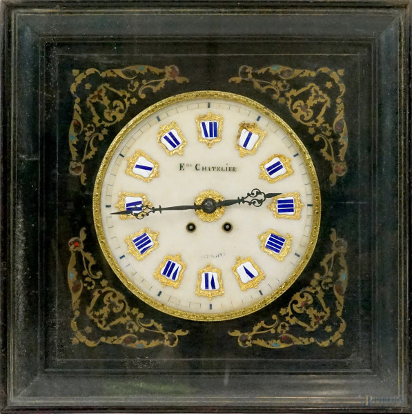 Orologio da parete Napoleone III, Francia, fine XIX secolo, cassa in legno ebanizzato con intarsi in tartaruga ed ottone, quadrante circolare con placchetta a numeri romani, cm h 59x59x13, (meccanismo da revisionare).