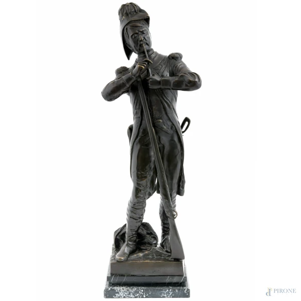 Henry Étienne Dumaige, Ufficiale, scultura in bronzo con base in marmo, firmato e datato "Paris 1888" altezza cm 69, (lieve scalfitura)