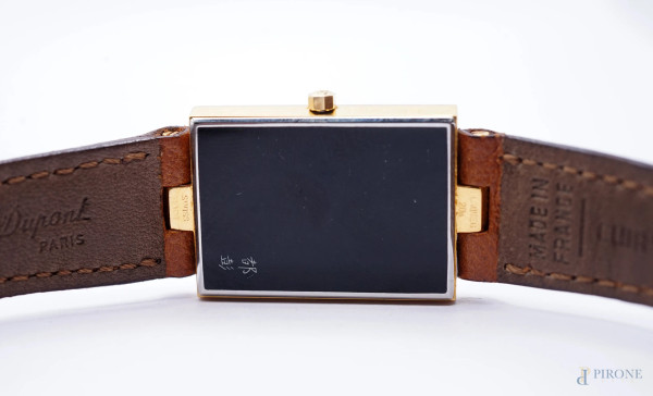 Orologio Dupont di forma rettangolare, placcato oro e lacca di Cina, serie numerica 73BA157, brac...