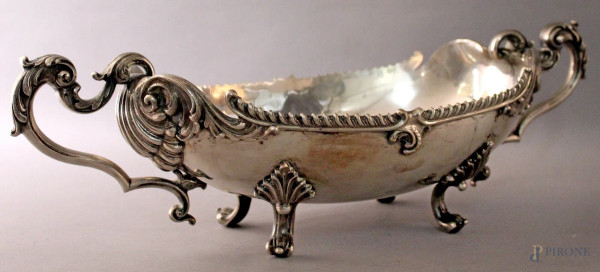 Centrotavola a navicella in argento con manici a foglie d&#39;acanto, poggiante su quattro piedini, gr. 1560, h. 15x47x20 cm.