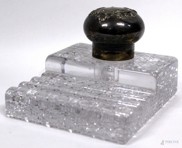 Calamaio in cristallo con finale in metallo argentato, cm 12x19x16.