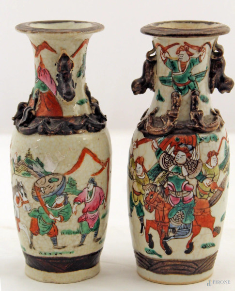 Coppia di vasetti in porcellana satsuma a decoro di Samurai, Giappone inizi secolo, h. 20 cm