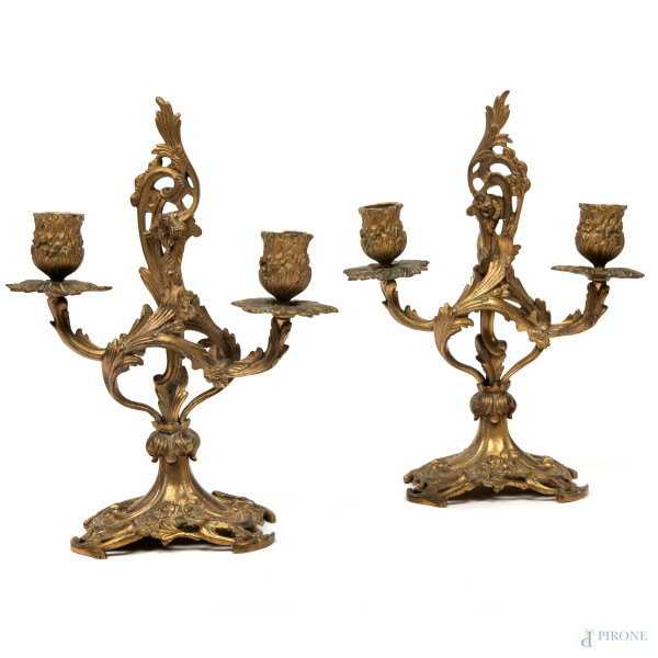 Coppia di candelabri in bronzo dorato a 2 fuochi con decori cesellati e traforati a motivi vegetali e floreali, altezza cm 27